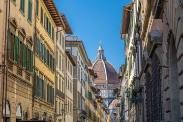 Vue majestueuse en perspective sur la Coupole de Brunelleschi et le Duomo depuis la Via dei Servi, à Florence, Italie