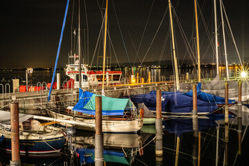 Konstanz Hafen bei Nacht mit Langzeitbelichtung und Blick auf den Bodensee