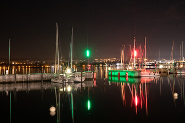 Fototapeta na wymiar Konstanz Hafen bei Nacht mit Langzeitbelichtung und Blick auf den Bodensee