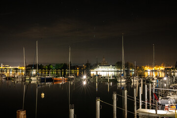 Konstanz am Bodensee bei Nacht mit Langzeitbelichtung und Blick auf den Bodensee