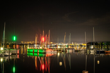 Konstanz Hafen bei Nacht mit Langzeitbelichtung und Blick auf den Bodensee