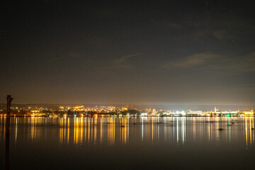 Konstanz am Bodensee bei Nacht mit Langzeitbelichtung und Blick auf den Bodensee