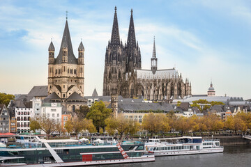 K&ouml;ln Blick von der Deutzer Br&uuml;cke auf den K&ouml;lner Dom, die Kirche Gro&szlig; St. Martin und das Rheinufer