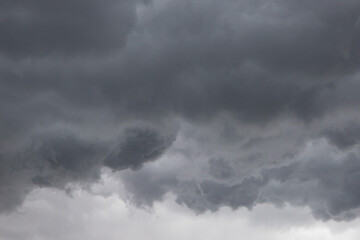 都会の秋の空・竜巻が発生しそうな嵐の雨雲が広がる空（東京都千代田区）