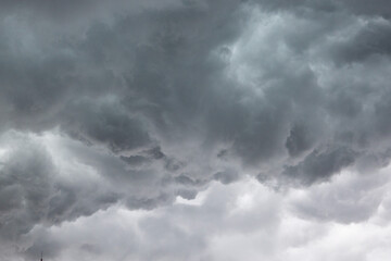 都会の秋の空・竜巻が発生しそうな嵐の雨雲が広がる空（東京都千代田区） - obrazy, fototapety, plakaty