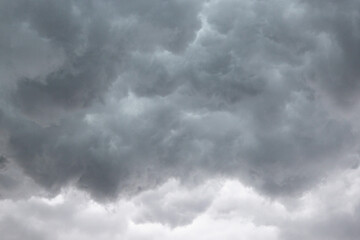 都会の秋の空・竜巻が発生しそうな嵐の雨雲が広がる空（東京都千代田区）