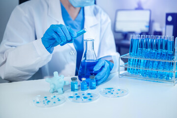 Fototapeta premium Female scientist researcher conducting an experiment working in the chemical laboratory.