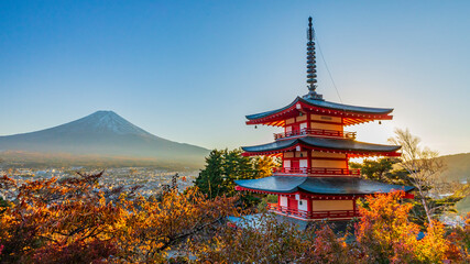 紅葉と富士山　日本の絶景　新倉山浅間神社