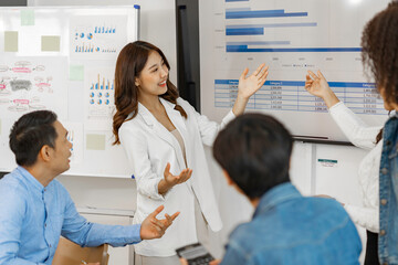 Obraz premium Business people working and brainstorming in office