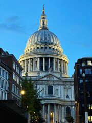 Fototapeta premium St. Pauls Cathedral in London UK at night in blue hour