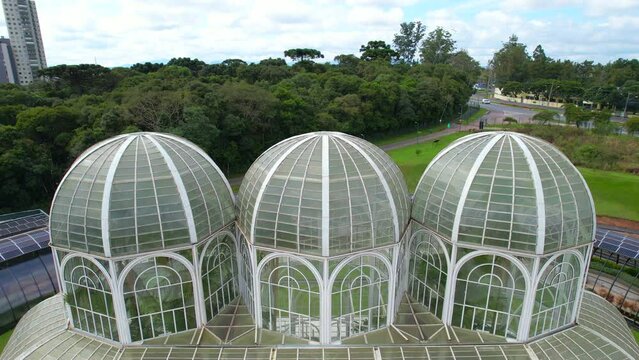 Jardim bot&acirc;nico de Curitiba capital do Paran&aacute; sul do Brasil mostrado a famosa estufa de ferro e vidro com c&eacute;u azul ao fundo mais Flores e vegeta&ccedil;&atilde;o um importante ponto tur&iacute;stico de Curitiba
