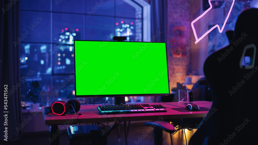 Leinwandbilder gaming at home: empty gaming station with player's personal computer with green screen chroma key di