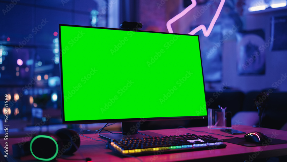 Aufkleber gaming at home: empty gamer station with player's personal computer with green screen chroma key dis