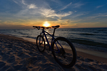 Rower na tle zachodu słońca nad morzem Bałtyckim  - obrazy, fototapety, plakaty
