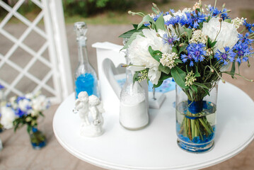 Fototapeta na wymiar wedding decor in white and blue colors