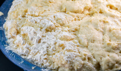 Air dough on yeast with flour