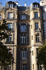 Fototapeta na wymiar Immeuble à tourelle à Paris. France