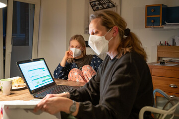 Mila_suse_lernen_homeschooling_corona_maske_ffp2