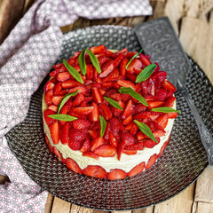 gâteau fraisier entier sur table en bois - 543488769