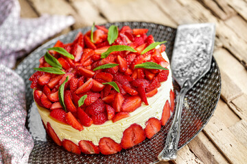 gâteau fraisier entier sur table en bois