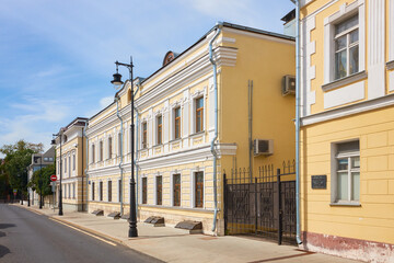 Fototapeta na wymiar 2-nd Kadashevsky Pereulok in Moscow, old two story non-residential house, built in 1917, landmark