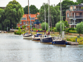 Segelboot im Freizeithafen der Stadt Leer in Ostfriesland