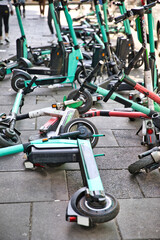 Diverse E-Roller (Elektro Roller) liegen besch&auml;digt (defekt) in einer Seitenstra&szlig;e in Berlin (Vandalismus von Elektro Roller und Fahrr&auml;der)
