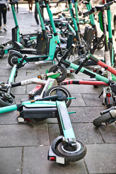 Diverse E-Roller (Elektro Roller) liegen besch&auml;digt (defekt) in einer Seitenstra&szlig;e in Berlin (Vandalismus von Elektro Roller und Fahrr&auml;der)