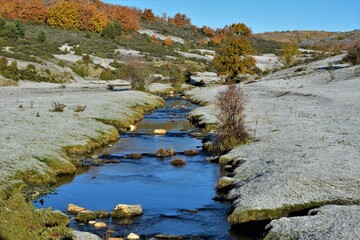 río rodeado de pastos nevados