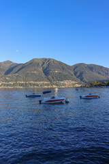Fototapeta na wymiar Blick auf den Lago Maggiore mit Booten