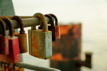 Vorh&auml;ngeschl&ouml;sser an der Seebr&uuml;cke