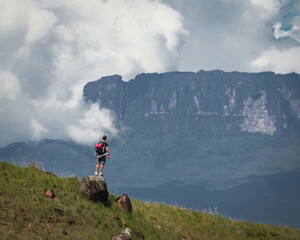 Homem tealiza do trekking ao monte roraima, na venezuela
