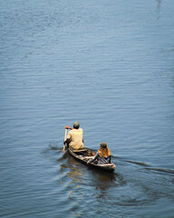 Duas pessias em canoa no rio, em rio preto da eva, amazonas