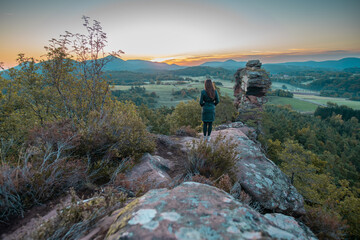 
Eine Frau genießt nach der Wanderung, vom Gipfel des Berges, die atemberaubende Aussicht der...