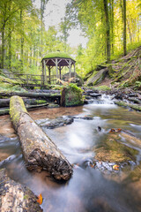 Haus mit Moos in der Karlstalschlucht im Pfälzer Wald