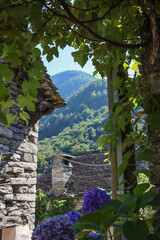 Steinhäuser im schweizer Bergdorf Corippo