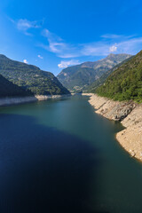 Fototapeta na wymiar Fluss Verzasca in der Schweiz beim großen Staudamm