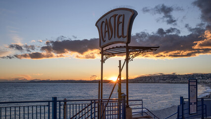 Coucher de soleil sur la baie des anges et la promenade des anglais à Nice sur la Côte d'Azur...