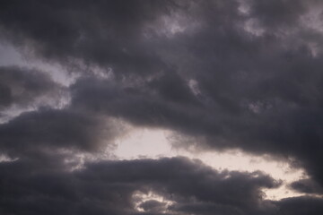 Purer Himmel mit Wolken am Abend