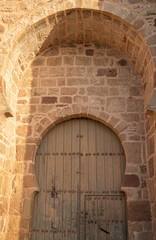 Puerta de acceso de estilo árabe al castillo de Burgalimar en la villa de Baños de la Encina, España