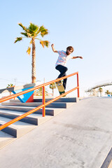 Naklejka premium Bearded skater rolling on railing