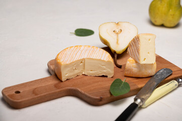 Würziger Weichkäse mit Rotschimmel Rinde