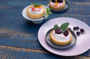 Mini Törtchen mit Creme und Obst