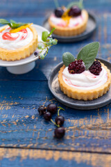 Mini Törtchen mit Creme und Obst