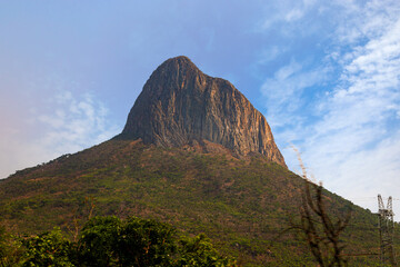 Morro do Moco, uma das 7 maravilhas de Angola, cita na província do Huambo.