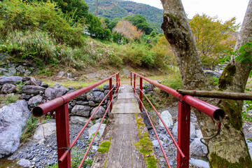 徳島県、せせらぎの里キャンプ場内の赤い橋