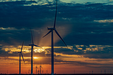 Obraz premium Windmills at sunrise in Dodge City, Kansas