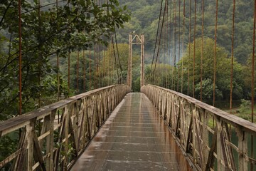 Obraz premium Beautiful view on rusty metal bridge over river in mountains