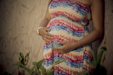 Mujer embarazada con vestido de colores latina