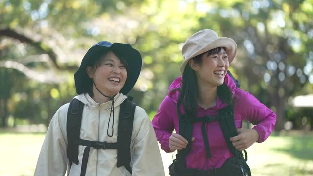 登山をする女性
